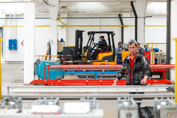 Operator la una dintre liniile de producție