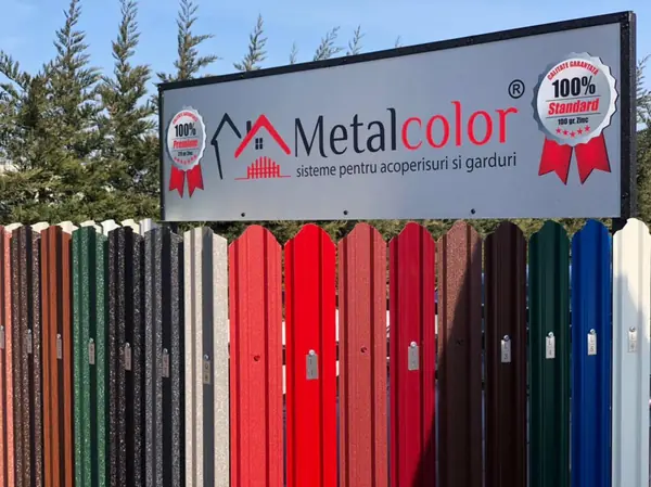 Șipci metalice de gard Metalcolor, expuse în toate culorile