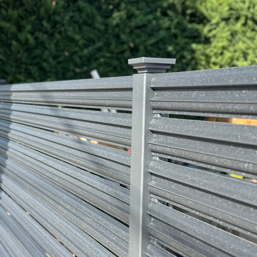 Detaliu de prindere a riglelor metalice orizontale MTC pe stâlpul de gard